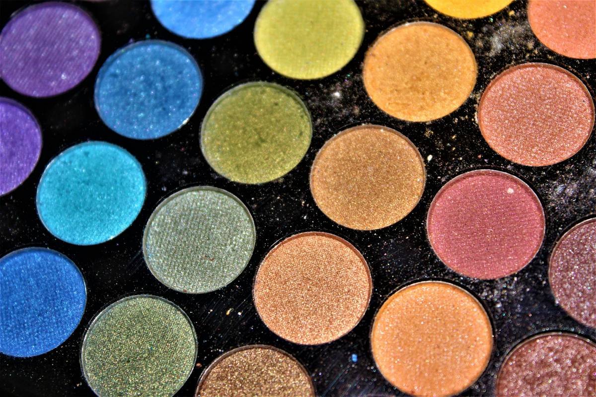 Comparison chart of FDA-compliant vs non-compliant costume makeup products showing ingredient safety, wear time, and price
