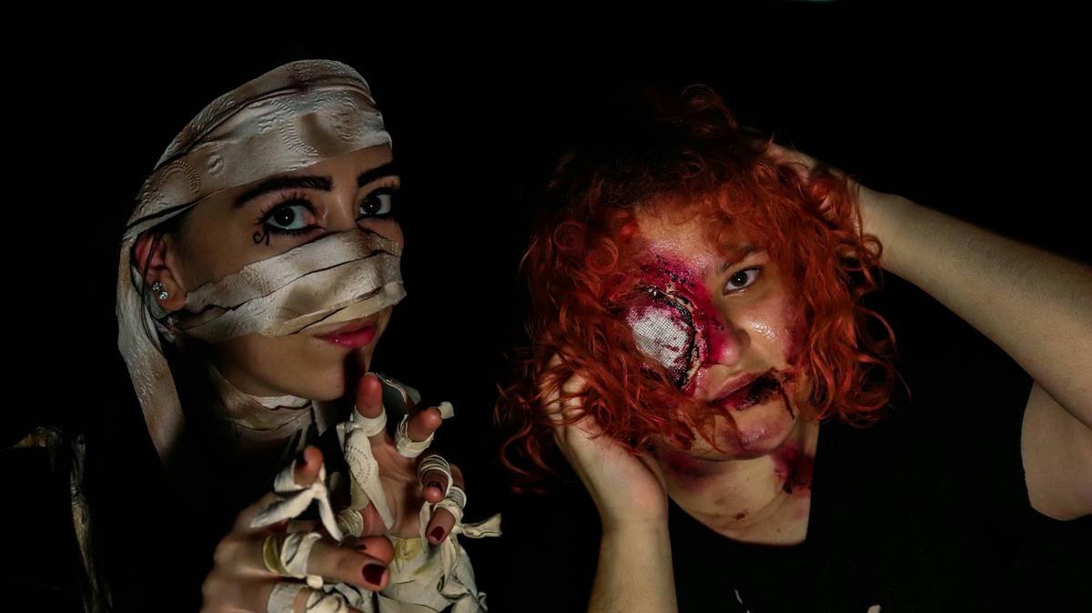 Infographic showing correct vs incorrect SFX makeup layering: thin latex layers with talc vs thick unsealed globs causing peeling