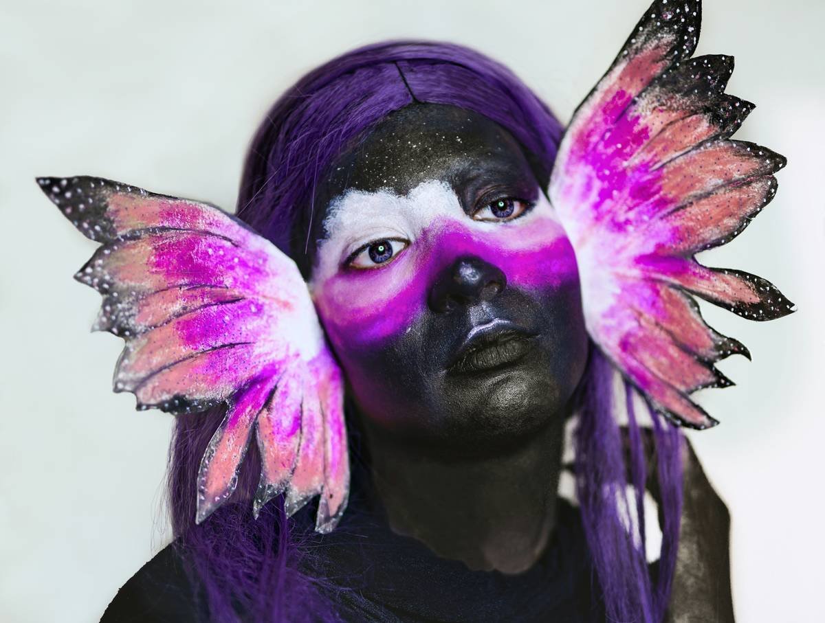 Side-by-side comparison of a low-quality costume makeup kit vs. a professional SFX kit showing pigment stability, adhesive strength, and skin compatibility