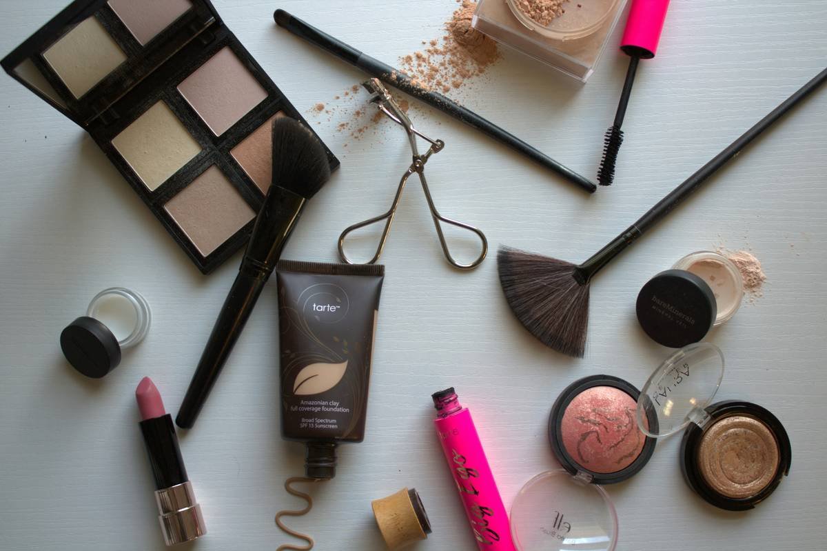 The Ultimate Guide to Theatrical Makeup Kits: Create Jaw-Dropping Special Effects Without Breaking Character