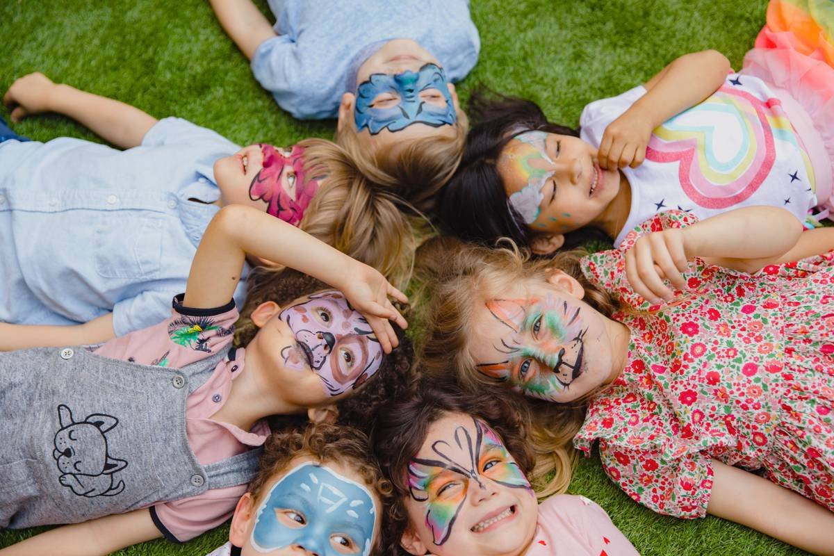 Chart comparing irritation rates: standard face paint vs. hypoallergenic SFX makeup vs. unregulated novelty kits. Hypoallergenic shows 78% lower risk.