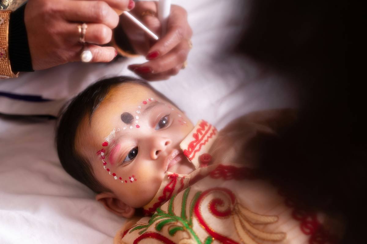 Infographic showing FDA-approved vs non-approved color additives in kids costume makeup, with red X marks over common irritants like fragrance and coal tar dyes