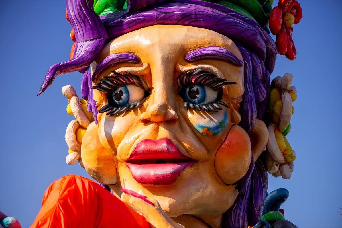 Layered diagram showing skin prep, prosthetic adhesion, color blocking, sealing, and finishing steps in fantasy costume makeup